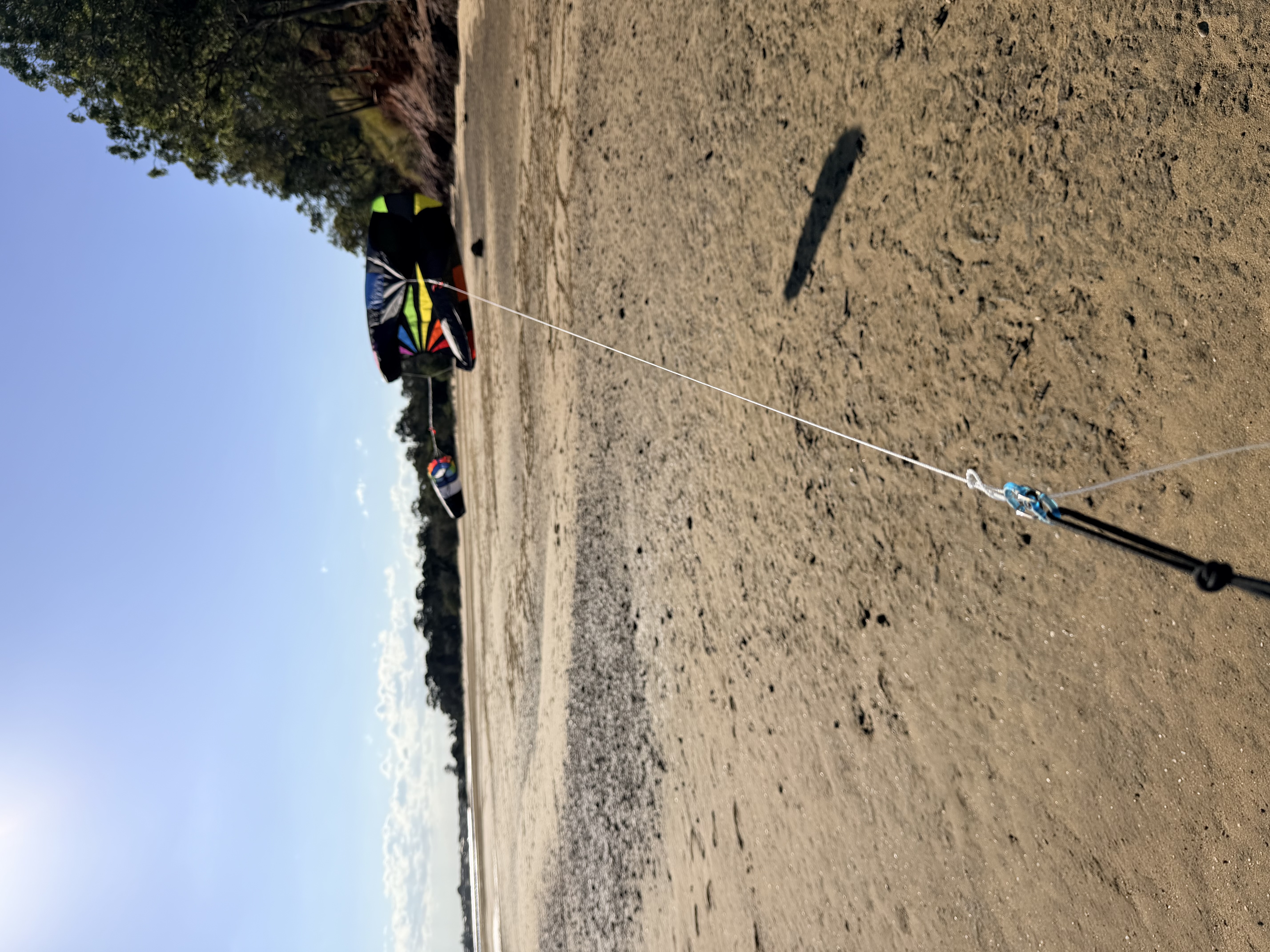 Kite line and attachment point on the beach before full lift